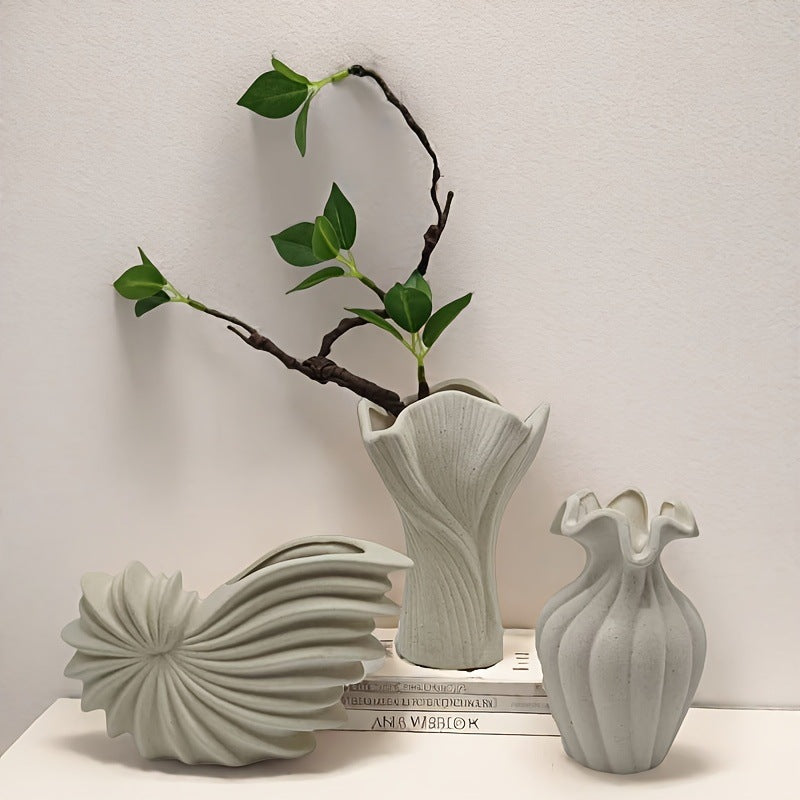 Kırık beyaz seramik vazo