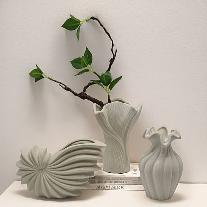 Kırık beyaz seramik vazo